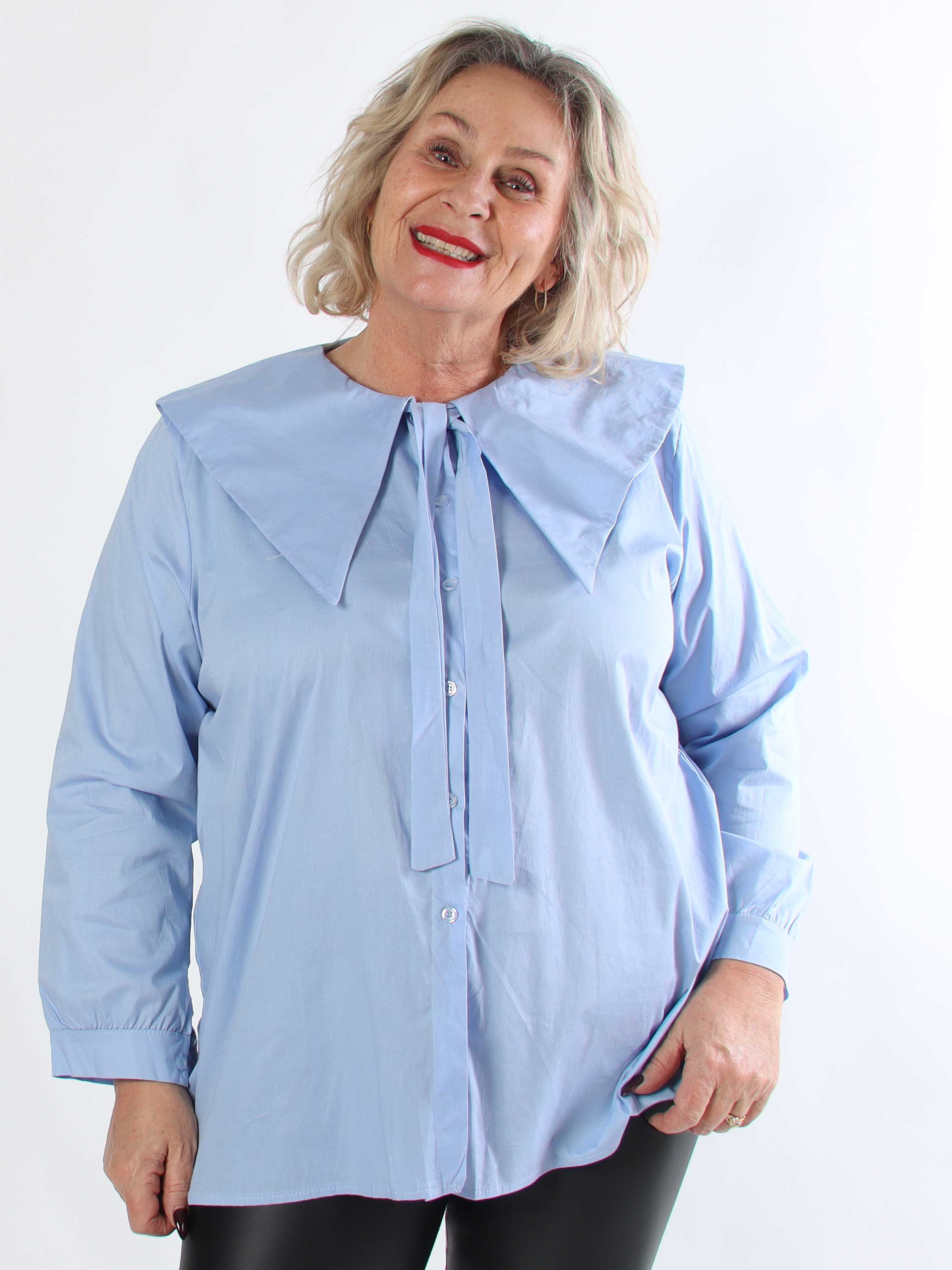 Venezia - Plus size skjorte i bomuld med stor krave og fint bindebånd